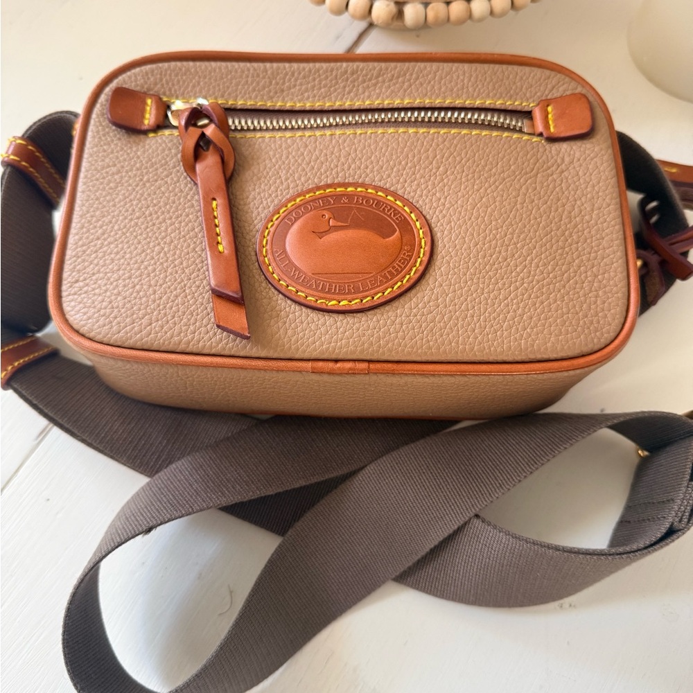 Dooney & Bourke camera Bag - Picture 2 of 5